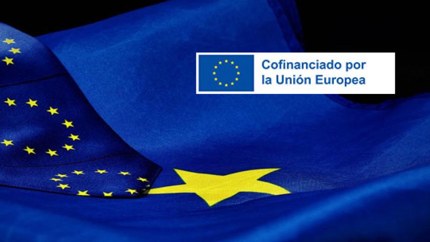 Bandera de la UE plegada y con las doce estrellas amarillas y la leyenda Cofinanciado por la UE