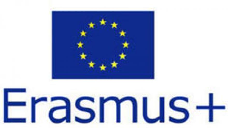 Logotipo de la Comisión Europea y la leyenda Erasmus Plus