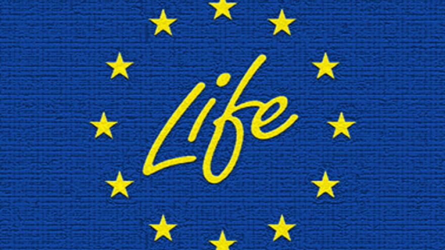 Bandera de la Unión Europea, con la leyenda Life dentro de su círculo de estrellas