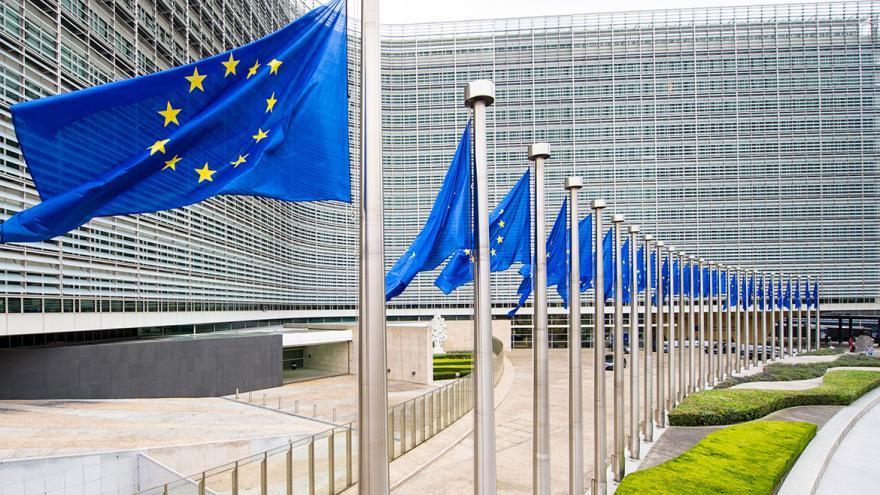 Banderas de la UE ondeando delante del edificio Berlaymont