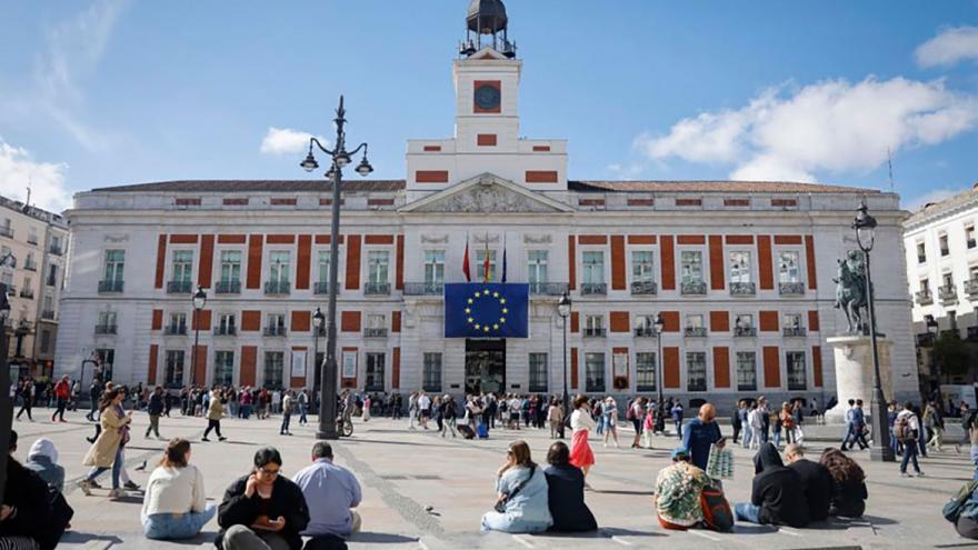 Puerta del Sol con la Real Casa de Correos al fondo con la bandera de la UE