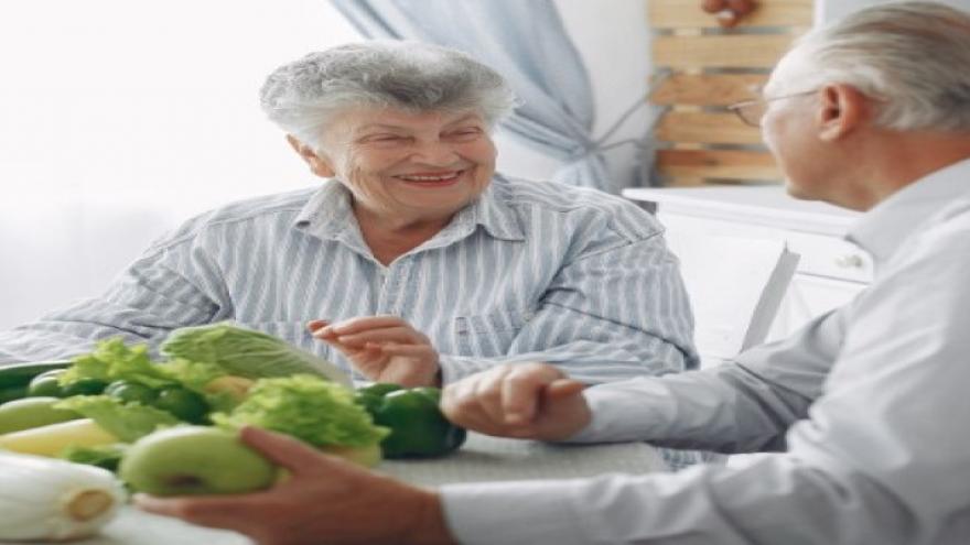 ancianos comiendo en la residencia de ancianos.