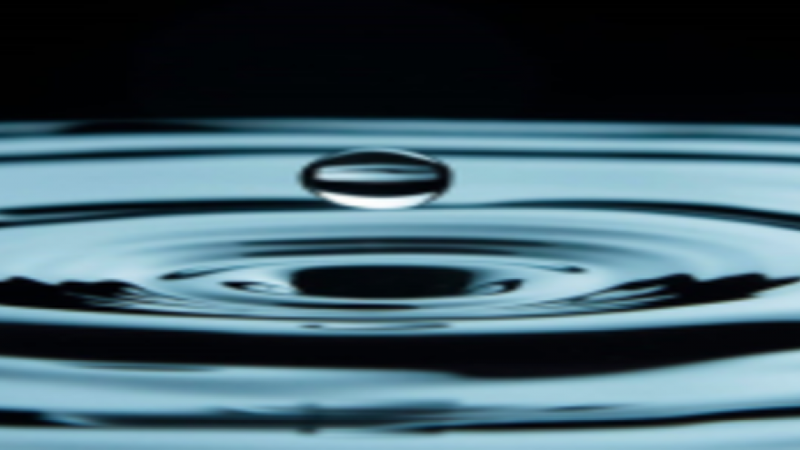 Gota de agua cayendo sobre el agua