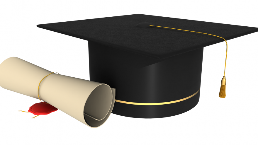 Imagen icónica de un diploma y un sombrero con birrete