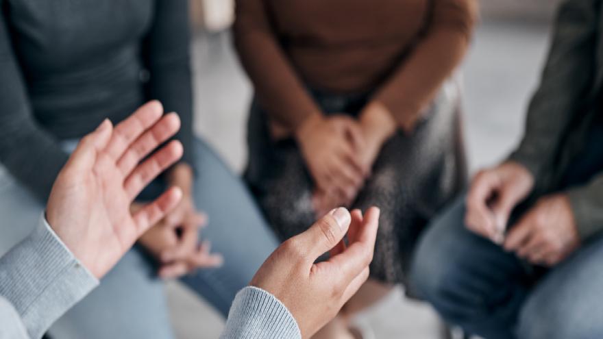 manos de personas en terapia