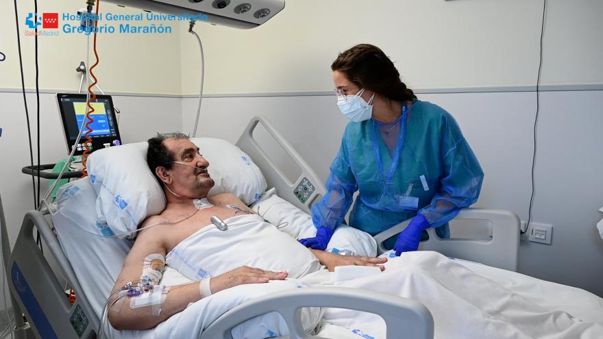 Santiago junto a una enfermera de la UCI del Hospital Gregorio Marañón
