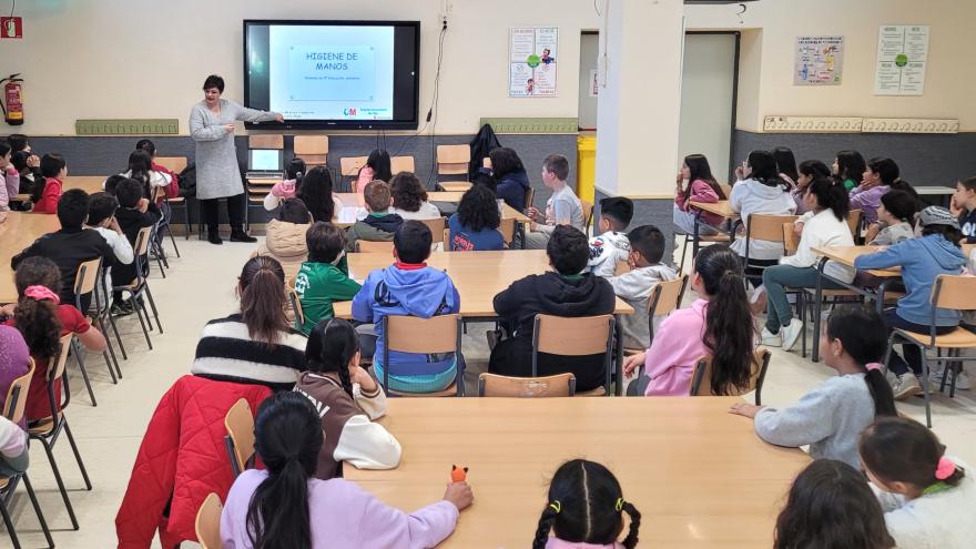 Alumno de Primaria escuchan las explicaciones de una educadora
