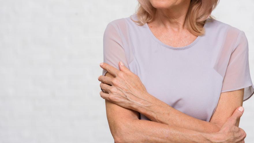 Torso de mujer de mediana edad