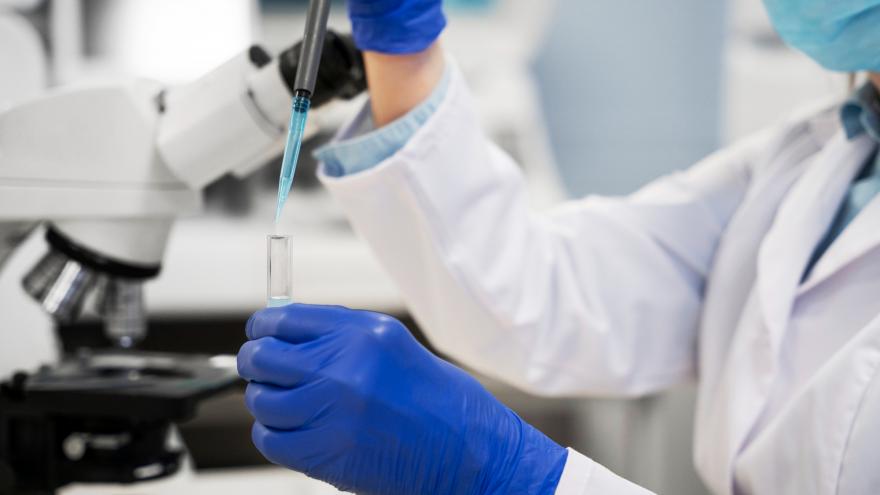 Investigadora trabajando en el laboratorio