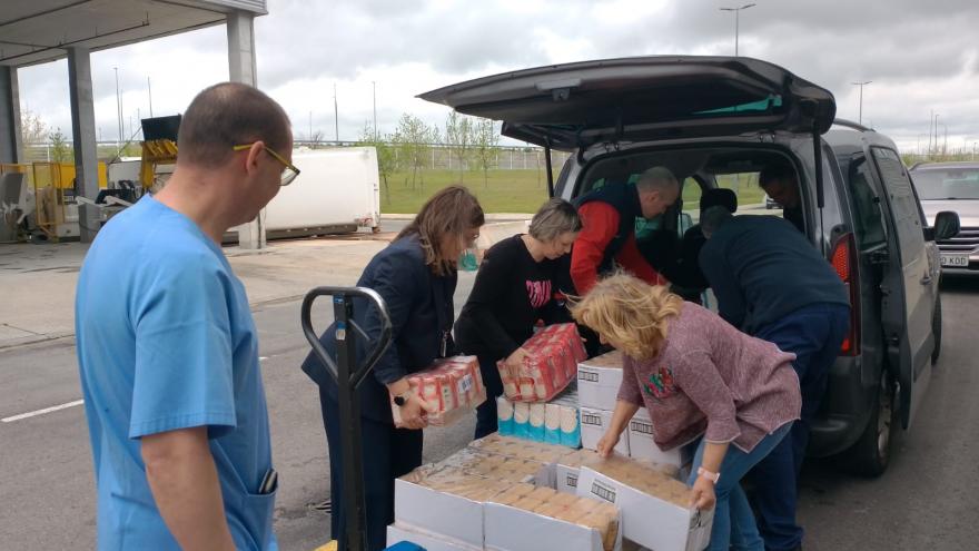 Imagen de la entrega de 694 kilos de alimento a Juventudes Hospitalarias de Parla