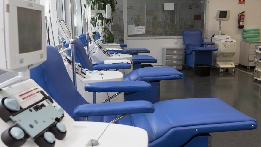 Camillas vacías en sala de donación de sangre