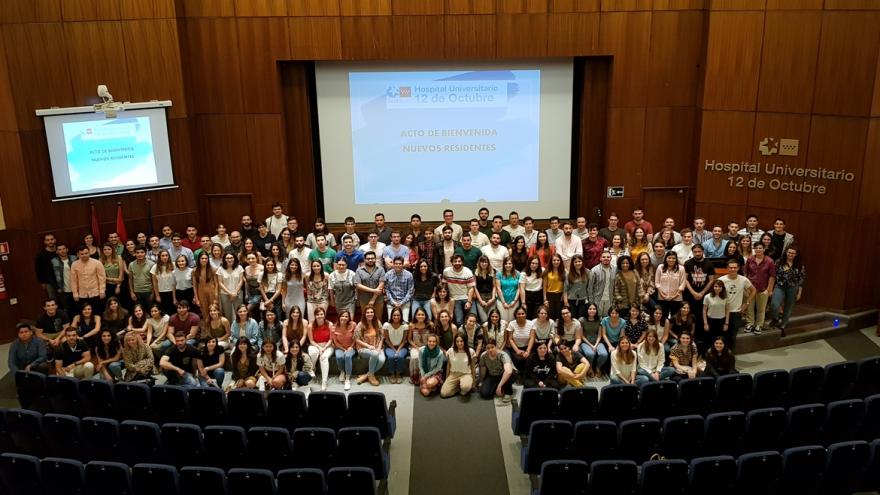Foto de familia de los nuevos residentes