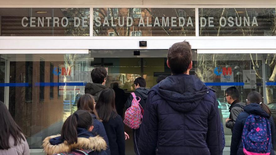 Colegiales entrando al Centro de Salud