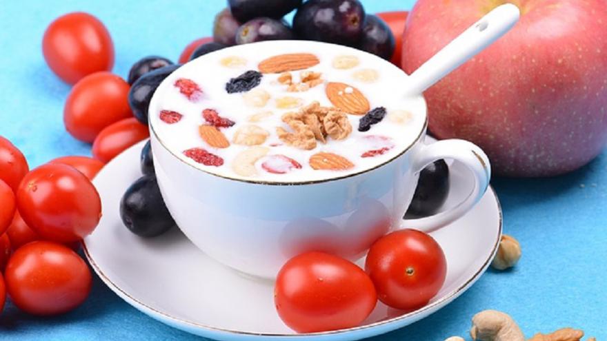 Taza de leche con cereales y frutas