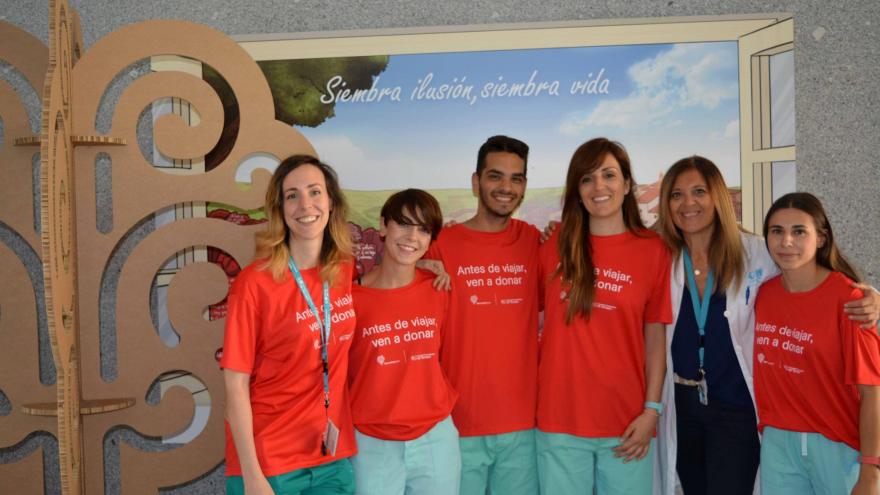 Profesionales del Hospital con camisetas que animan a la donación