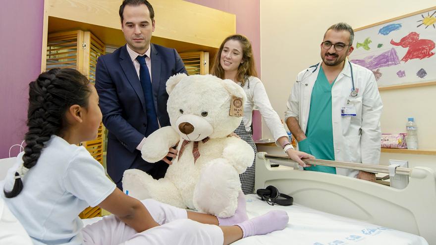 entrega de regalos a niños ingresados en el Marañón