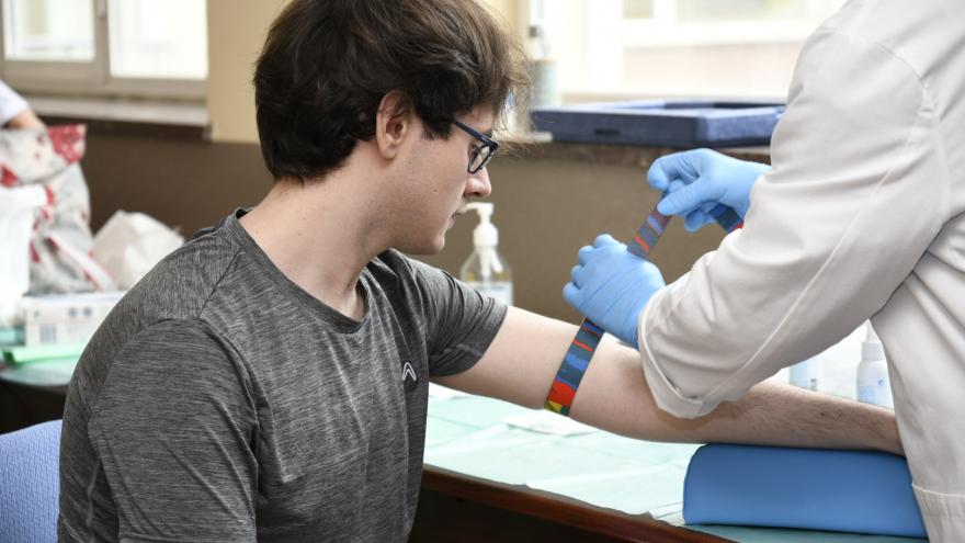 Joven al que se está extrayendo sangre