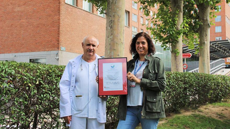 Profesionales del área de Gestión Ambiental del Hospital Clínico con el certificado del Registro EMAS