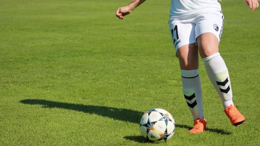 Hombre jugando al fútbol