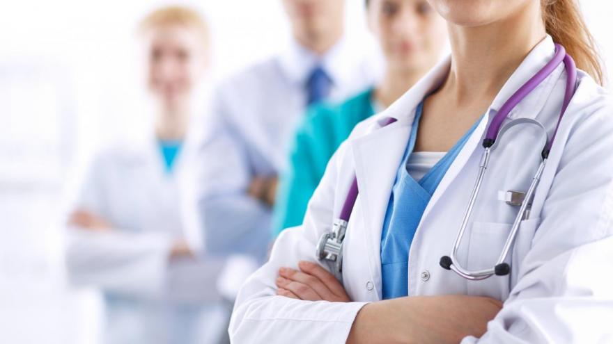 Imagen de profesionales con indumentaria sanitaria
