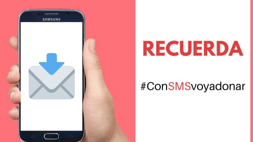 Imágen de mano con móvil y hashtag #onSMSvoyadonar