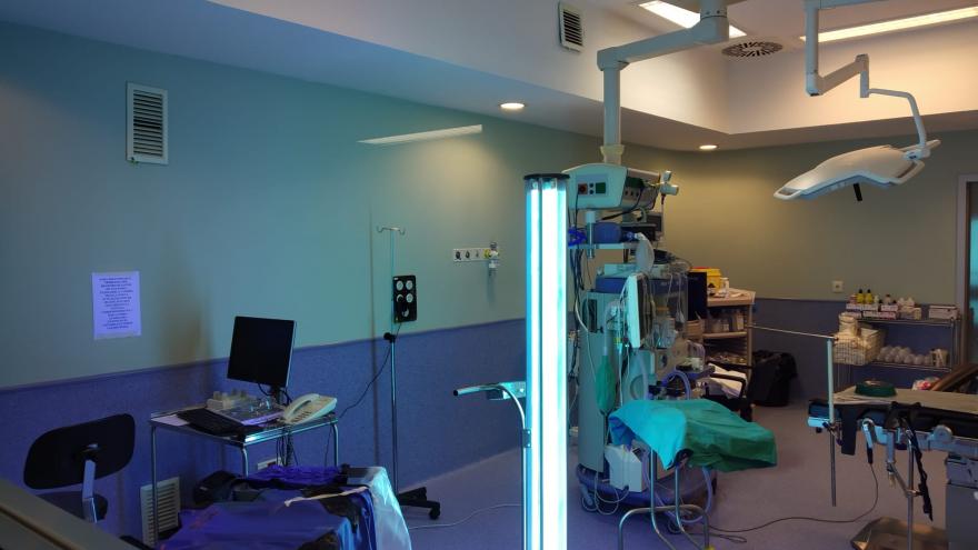 Lámpara ultravioleta desinfectando una sala del hospital