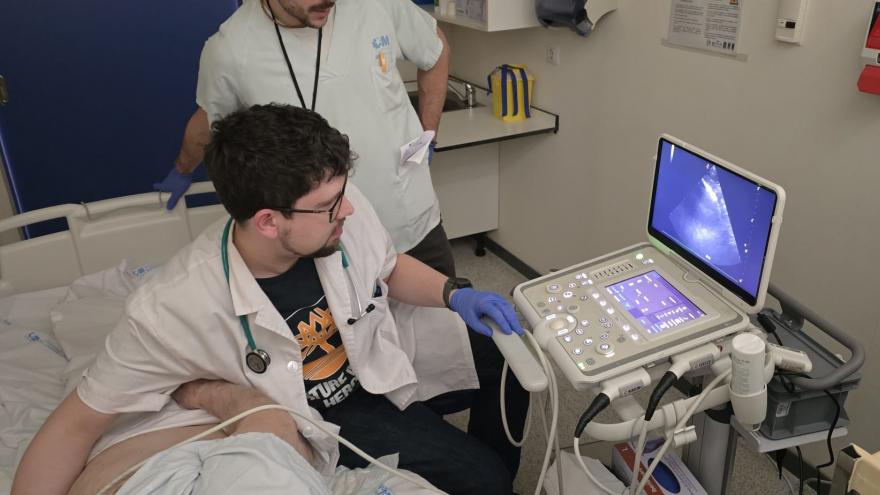 Imagen de dos médicos realizando una ecografía clínica