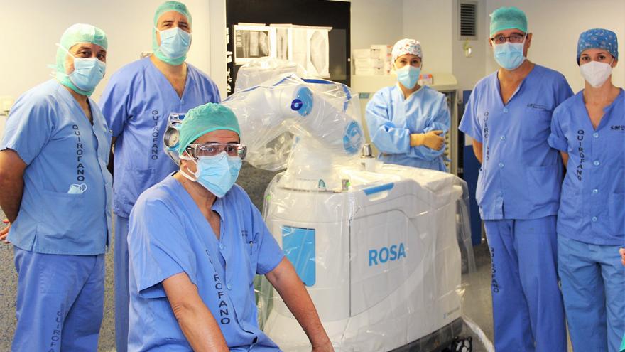 Miembros de la unidad de rodilla del Clínico San Carlos con el robot