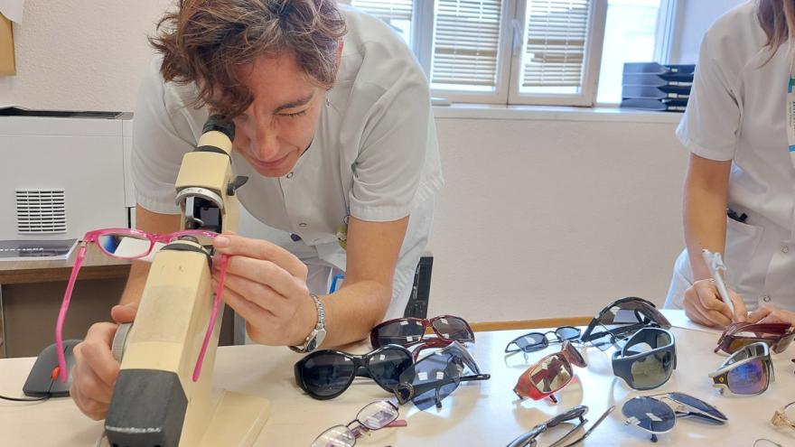 Las gafas son seleccionadas y graduadas en el Hospital Clínico San Carlos para presbicia y miopía simple