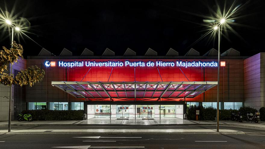 Hospital iluminado de rojo