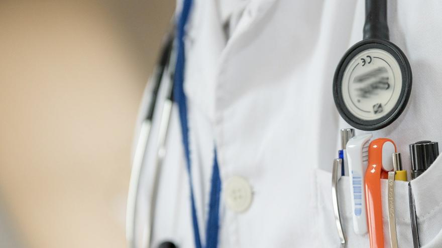Médico con estetoscopio