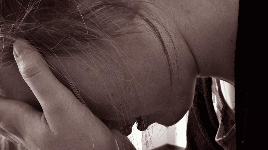 Mujer joven llorando