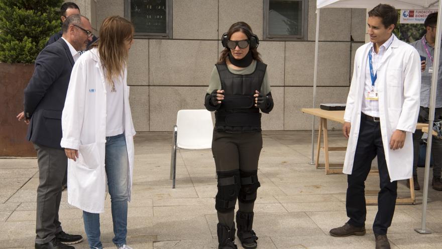 La alcaldesa de Getafe prueba el traje simulador de envejecimiento