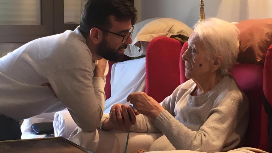 Profesional atendiendo a una paciente de paliativos