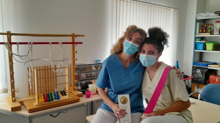 Terapeuta ocupacional y auxiliar de enfermería reciben premio