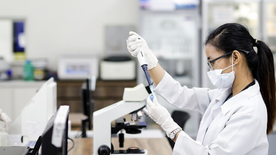 Imagen de dos profesionales en un laboratorio