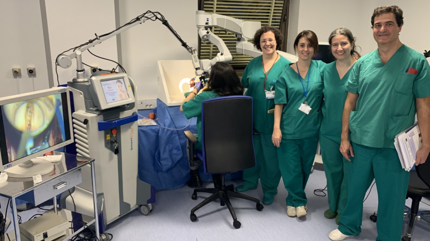 Imagen de profesionales del Servicio de Otorrinolaringología del Hospital Universitario Ramón y Cajal con el láser