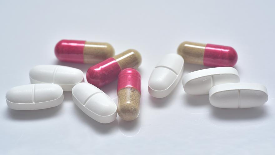 Diferentes comprimidos de medicamentos