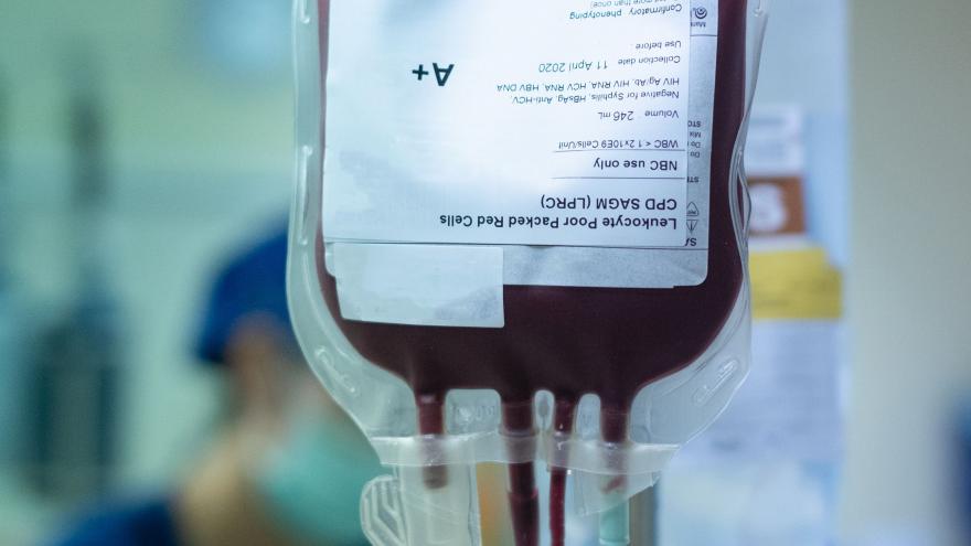 Primer plano de bolsa de sangre colgada en perchero y de fondo desenfocadauna sanitaria