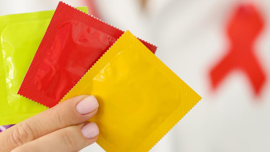 foto de la mano de una persona sosteniendo varios preservativos