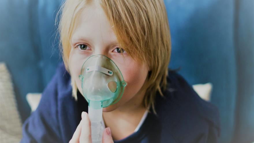 Niño con inhalador
