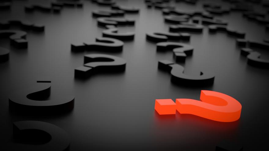 Preguntas frecuentes Signos de interrogación negros sobre fondo negro y uno de ellos en color rojo