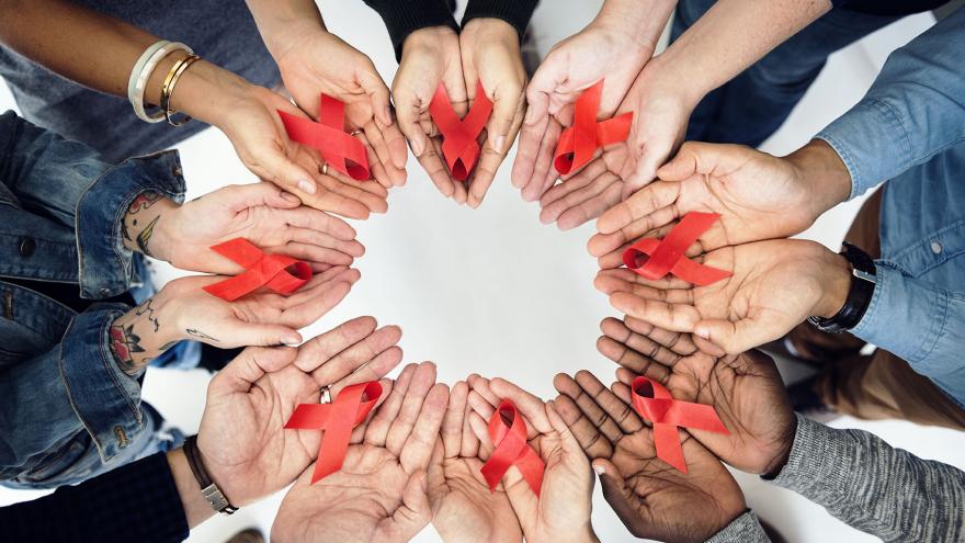 círculo de manos con lazos rojos solidarios vih circulo de manos con lazos rojos en las palmas