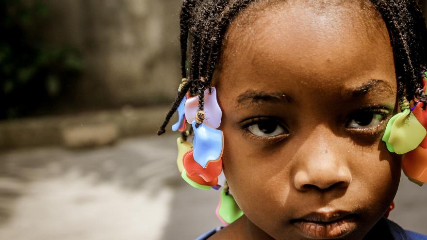 Cara niña con flor en la cabeza niña con flor en la cabeza
