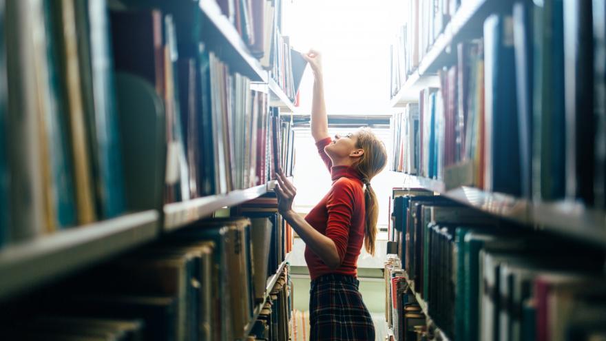 Bibliotecario ordenando libros