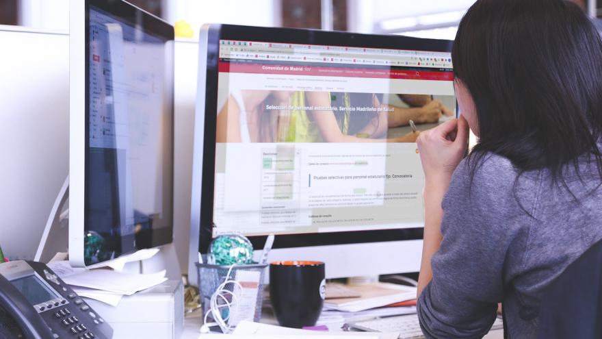 Administrativo trabajando con su ordenador