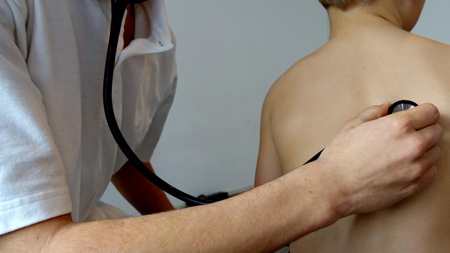 FE en pediatria y sus áreas especificas Niño siendo examinado por el pediatra