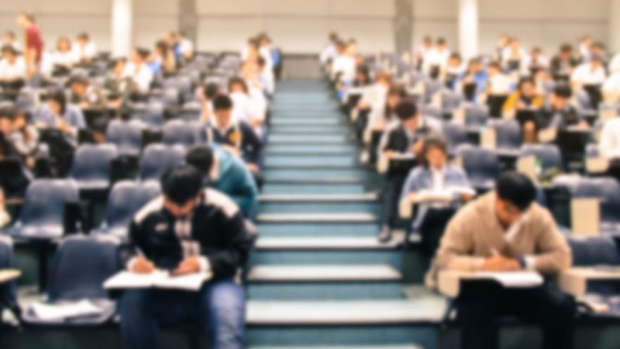 Aula de universidad durante un examen