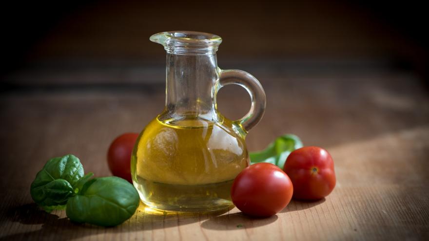 Aceitera con tomates (Aceite de oliva)