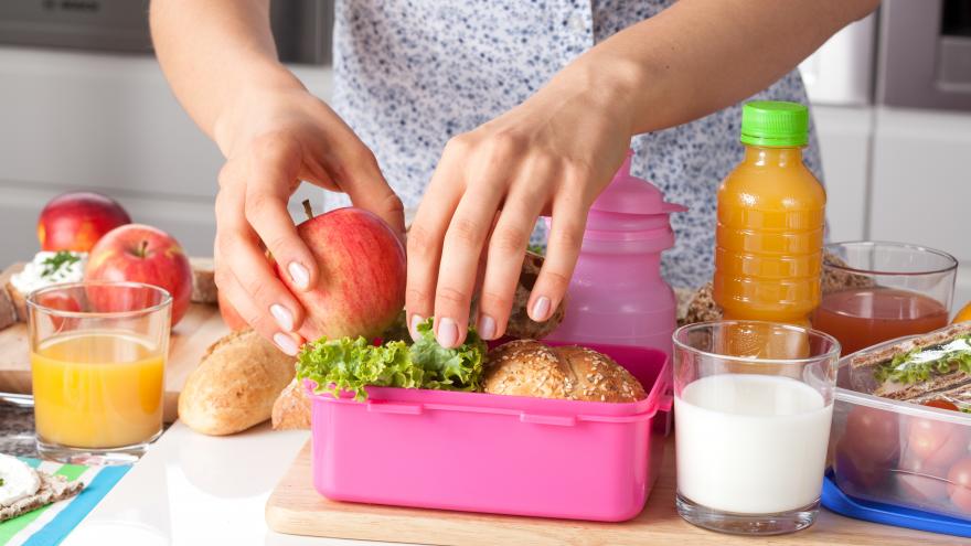 Introduciendo alimentos en una tartera